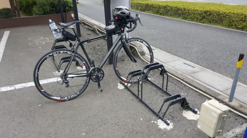 山田うどんのバイクラック