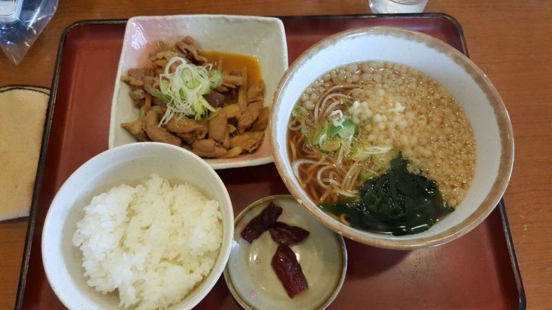 山田うどんのパンチ（もつ煮込み）定食