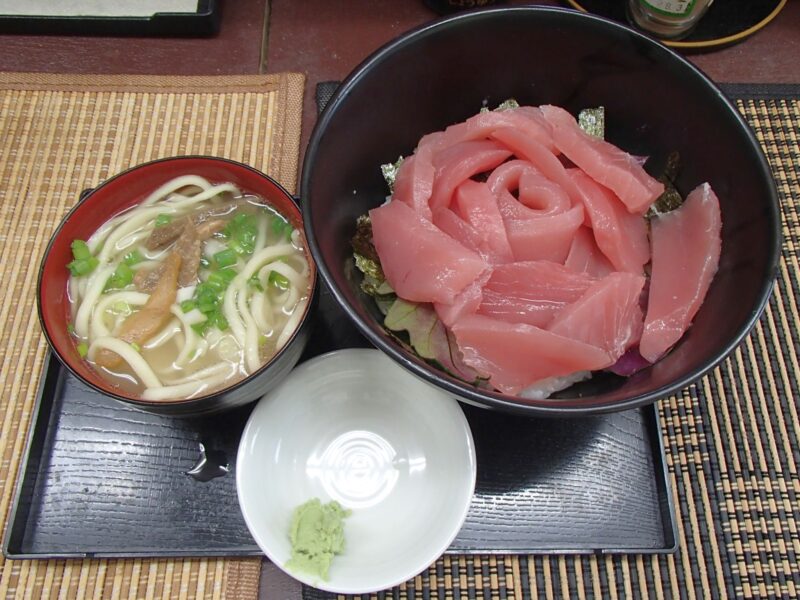 石垣島フェリーターミナルのマグロ丼