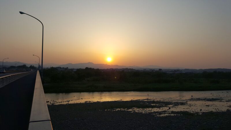 睦橋から見る奥多摩の夕暮れ