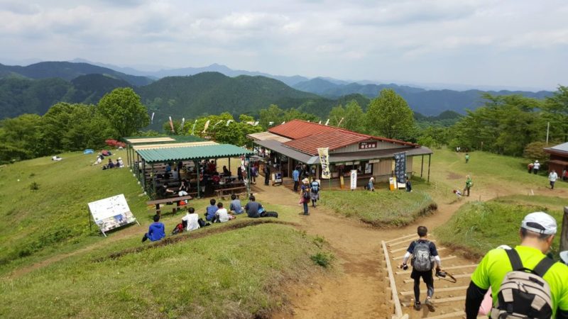 陣馬山山頂の茶屋