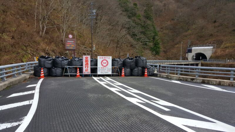 県道270号の冬季封鎖ゲート（揖斐川町側）