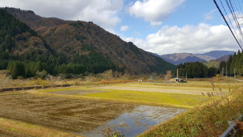 根尾の田園風景と火葬場