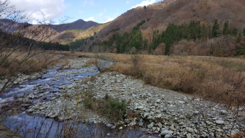 根尾側の川原