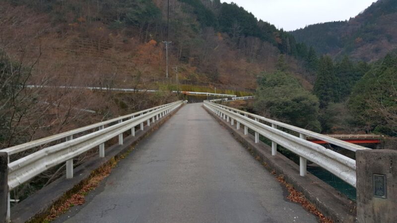 馬坂トンネルに向かう橋