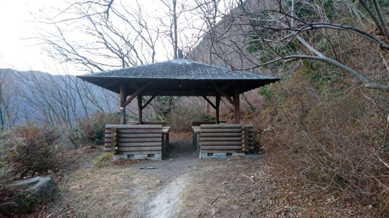 幕山ハイキングコースの休憩小屋