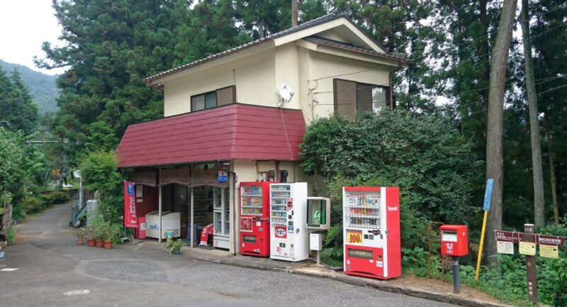 軍畑駅前の売店