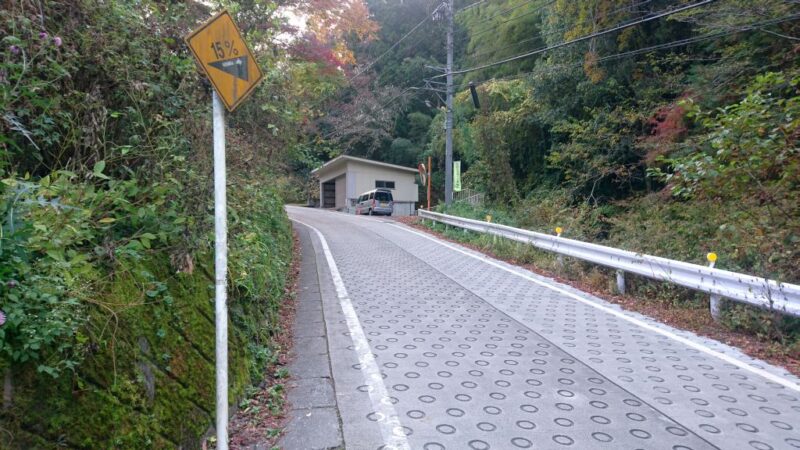 御岳山、ケーブルカー駅前の激坂