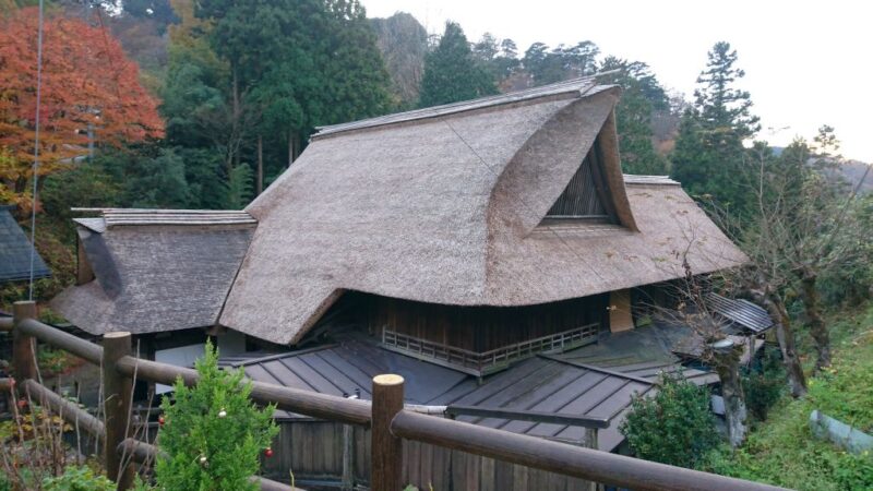 御岳山の茅葺屋根