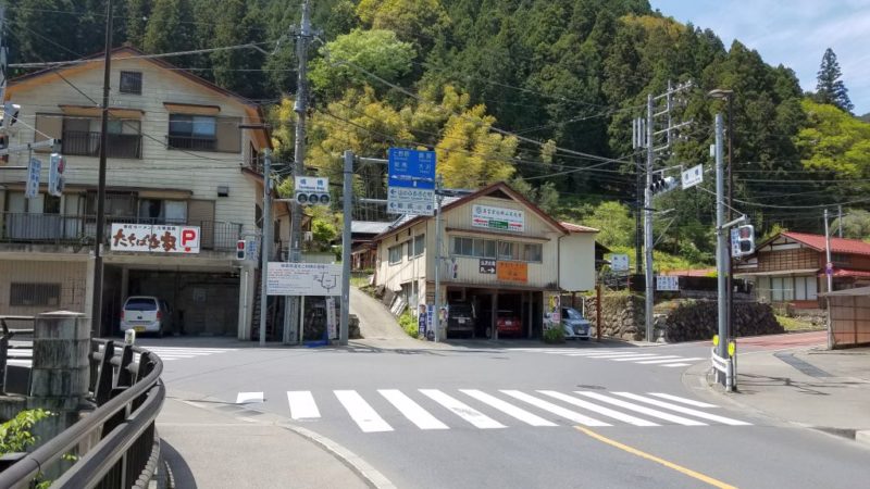 檜原村の橘橋交差点