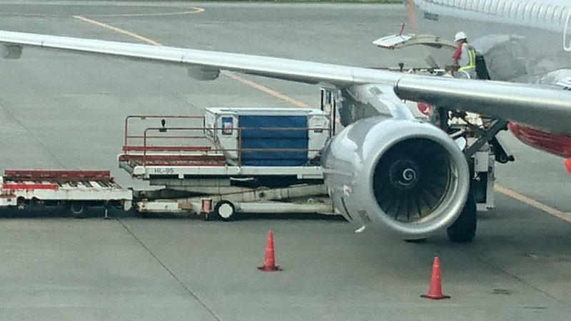 飛行機に積まれる自転車