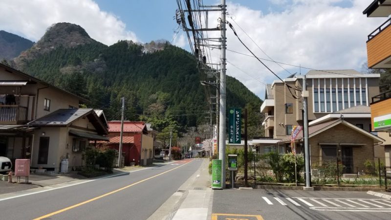 檜原村役場前の道路