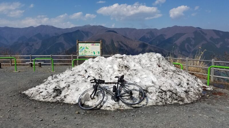 奥多摩周遊道路駐車場の積雪