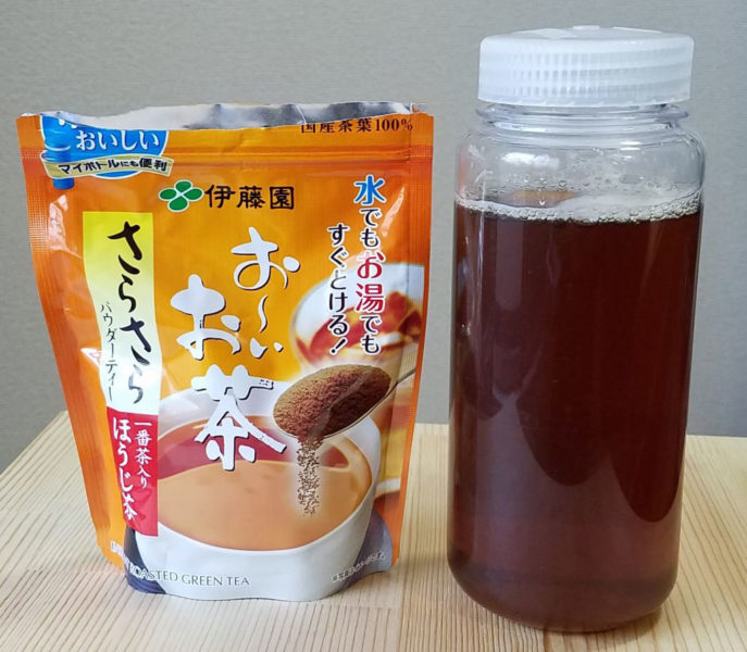 水筒に緑茶を入れる